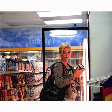 Autografo Charlize Theron Foto 20x25