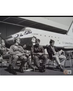 Autografo NASA di Astronauta Karol J. Bobko 20x25