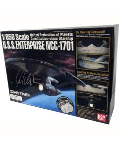 Modellino con scatola autografata da William Shatner 1/850 Scale U.S.S. Enterprise NCC-1701 (Refit) – United Federation of Planets Constitution Class Starship